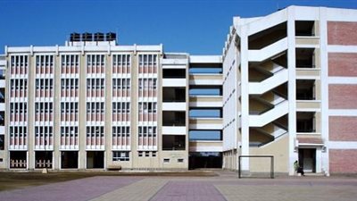 استبعاد مديرة مدرسة في شبرا الخيمة بعد إجبارها للطلاب على الزحف أرضا