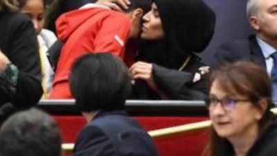 فاطمة.. امرأة أثارت ضجة في فرنسا بحجابها وماكرون يعلق (فيديو)