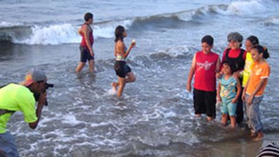 إقبال كثيف على شواطئ جمصة في ثاني أيام العيد