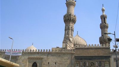 المئات يؤدون صلاة العيد بساحة الجامع الأزهر
