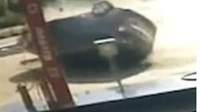 سيارة تطير في الهواء وتقتحم محطة بنزين (فيديو وصور)