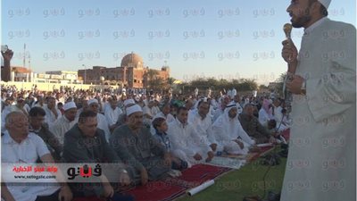 بالفيديو والصور.. الآلاف يؤدون صلاة عيد الأضحى بطور سيناء