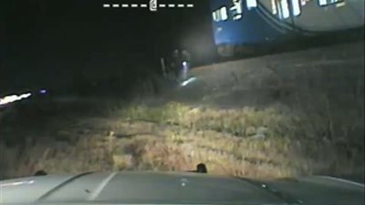 إنقاذ سائق من أمام قطار في اللحظة الأخيرة (فيديو وصور)