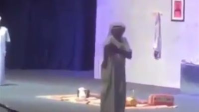 بالفيديو.. لحظة تعرض فنان كويتي لموقف محرج أمام الجمهور في السعودية