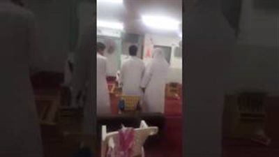 بالفيديو.. لحظة اعتداء شاب على مسن داخل مسجد بالسعودية