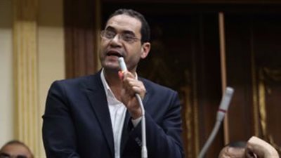 برلماني: الحكومة تدفع الفلاحين لتجريف الأراضي وتحويلها لمبانِ