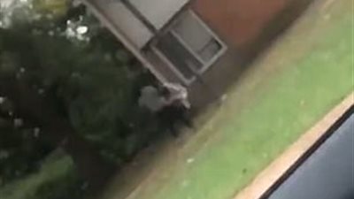 لقطات صادمة لامرأة تترك رضيعا أمام منزل رجل وترحل (فيديو)