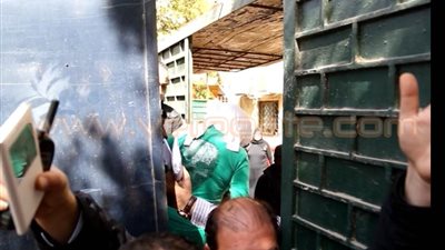 بالصور .. وصول غادة إبراهيم ملثمة إلى محكمة المعادي