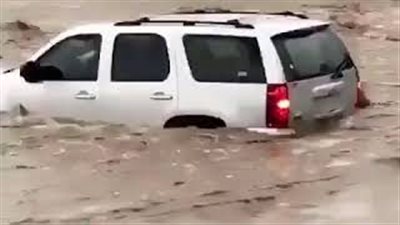نهاية صادمة لسائق حاول عبور سيل قوي بالسعودية (فيديو)