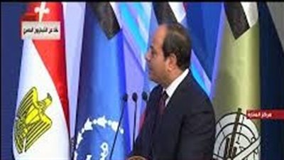 السيسي للشباب: اوعوا وزنكم يزيد (فيديو)