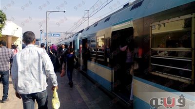 بالصور.. توابع انقلاب عربات مترو حلوان.. زحام شديد بالمحطات لتوقف حركة القطارات.. مشادة بين المواطنين والمسئولين.. مطالب باسترجاع قيمة التذاكر.. تقرير الحادث يدين السائق.. وتهديدات بالتصعيد ضد الإدارة