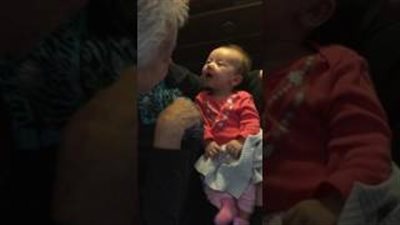 بالفيديو.. رد فعل طفلة صماء تعلمها جدتها لغة الإشارة