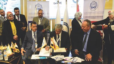 اتفاق لبدء مشروع تجميع البيانات الجيوفيزيقية بمناطق صعيد مصر البترولية