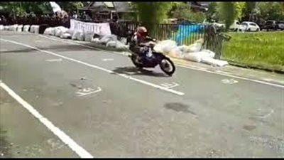 لحظة تعرض سائق دراجة نارية لحادث مروع (فيديو)