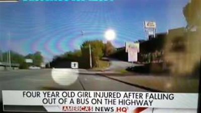 بالفيديو.. لحظة سقوط طفلة من حافلة المدرسة في الشارع