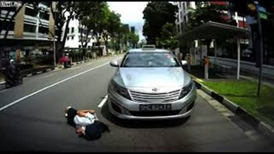 لحظة دهس سيارة مسرعة طالبة أثناء عبورها الطريق (فيديو)