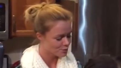 فتاة تدخل تحديا مروعا كاد يخنقها (فيديو)