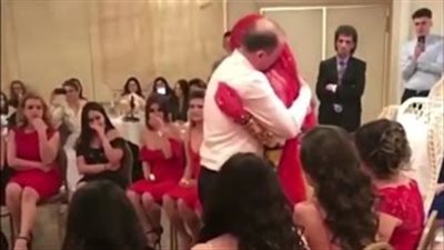 بالفيديو.. بكاء المعازيم من رد فعل أب تجاه ابنته في حفل زفافها