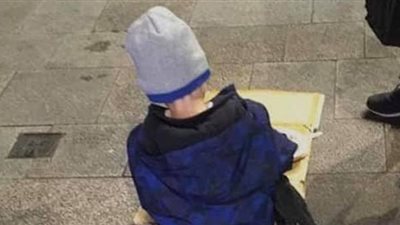 صورة صبي يتناول عشاءه في الشارع تثير ضجة بأيرلندا