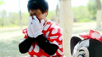 بالصور.. امرأة بملابس «ميني ماوس» لجمع الأموال لعلاج زوجة ابنها