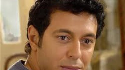 مصطفى شعبان يهنئ جمهوره بالعيد من الأراضى المقدسة