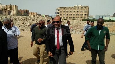 رئيس حي السلام يشرف على إزالة تعديات من أرض الـ23 فدان (صور)