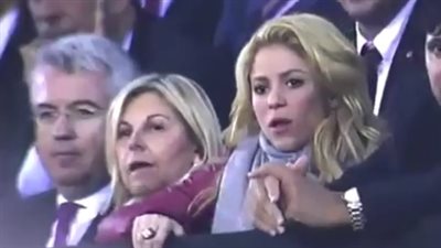 بالفيديو.. رد فعل شاكيرا أثناء متابعتها مباراة برشلونة والريـال