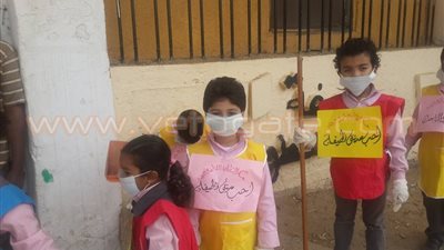 بالصور.. مبادرة لتعليم الأطفال أهمية النظافة بأسوان