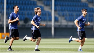 بالصور.. لاعبو ريـال مدريد يرفضون الراحة عقب خسارة الكلاسيكو