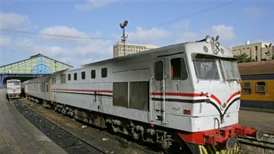 توقف حركة القطارات بأسوان بسبب انقلاب سيارة على شريط السكك الحديدية