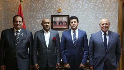 وزير الرياضة يبحث مع رئيس كاف اتفاقية المقر واستعدادات 