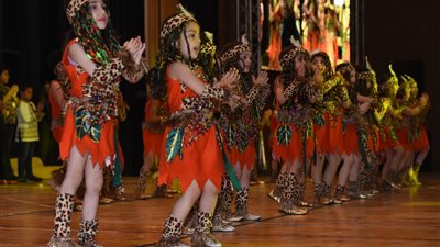 أطفال كي جي مواهب غنائية على خشبة مسرح المدينة التعليمية (فيديو)