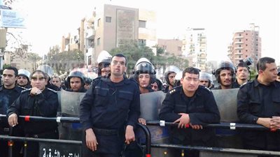 هدوء حذر واستعدادات أمنية مكثفة أمام منزل مرسى فى الشرقية