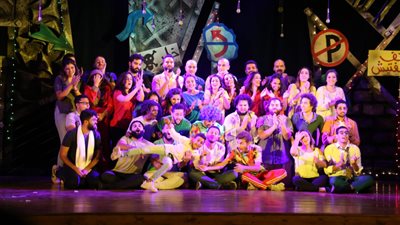 نجوم الفن في العرض المسرحي 