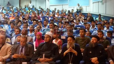 وفد مطرانية الأقباط الأرثوذكس بقنا يشارك بندوة القوات المسلحة (فيديو)