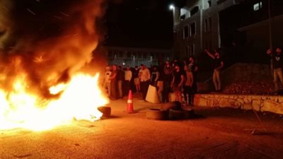 لبنان يحترق.. المحتجون يتزايدون بساحة الصلح ومسيرات شعبية بالشوارع (فيديو)
