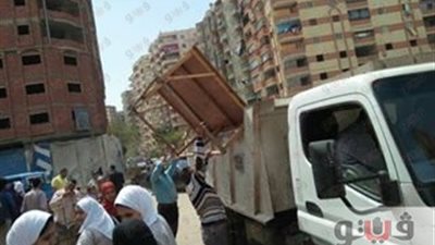 بالصور.. حملة لإزالة الإشغالات بحي بولاق الدكرور في الجيزة