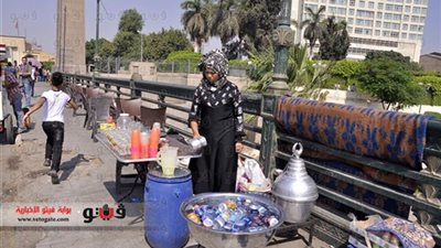 الباعة الجائلون بكورنيش النيل يحتفلون بالعيد على أنغام الأغاني الوطنية