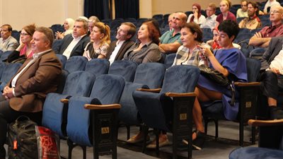 مناقشة وتوقيع 