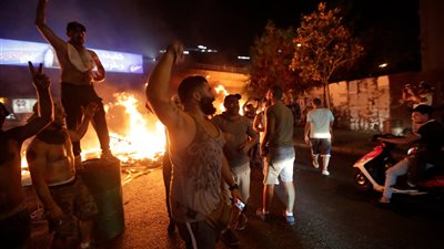 إصابة العشرات.. الأمن يطلق الغاز المسيل للدموع ويشتبك مع المتظاهرين في بيروت (صور)