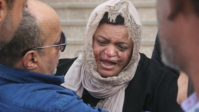 انهيار والدة شيرين في جنازة زوجها بمسجد الحصري (فيديو)