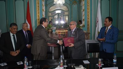 سعفان وعزت يتبادلان الدروع خلال توقيع بروتوكول لنشر ثقافة السلامة