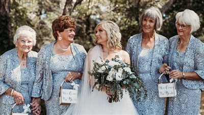 عروس تختار جداتها الأربعة بدلا من الوصيفات (صور)