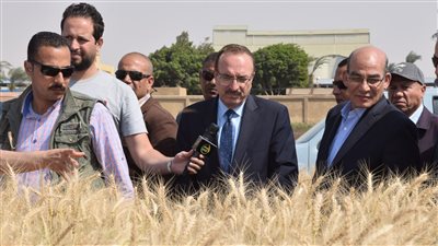 بالصور.. محافظ بني سويف ووزيرا الزراعة والتموين يتفقدون صوامع القمح