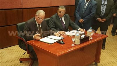 «الزند» و«سالمان» يوقعان بروتوكول لتهيئة مناخ جاذب للاستثمارات