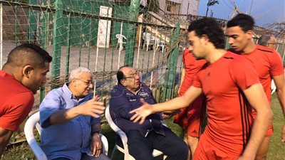 رئيس المقاولون يحفز اللاعبين قبل مواجهة الزمالك (صور)