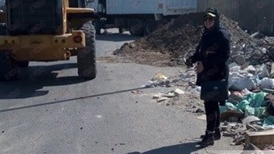 بالصور.. مساعد محافظ بورسعيد تتابع إزالة القمامة بحي شرق