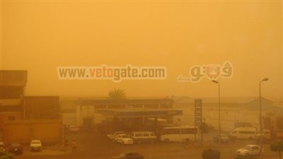 العواصف الترابية توقف الحركة المرورية بالشرقية