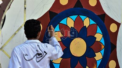 «بالريشة والألوان والبالطو الأبيض» طلاب آثار يحولون جدران كليتهم للوحة فنية (صور)