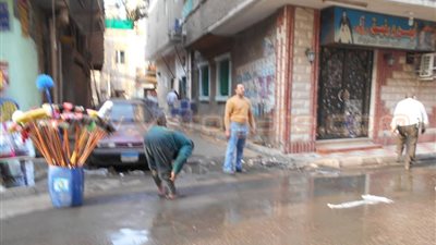 بالصور.. كسح مياه الصرف من شارع «خمارويه» بالساحل